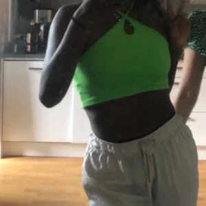 As snygg grön topp från zara,knappt anv - Small, knappt använd! Kör på en budgivning 