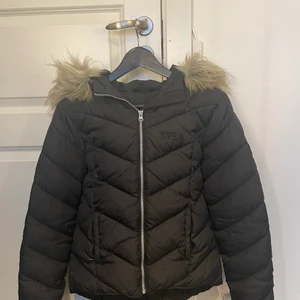 Svart Svea jacka - Jackan är i jätte bra sick änvånd några gånger den är storlek 170.Köpt på intersport för 1250krsäljer den för 750kr priset kan såklart diskuteras.kan mötas i Sthlm elr frakta(köparen står för frakten)