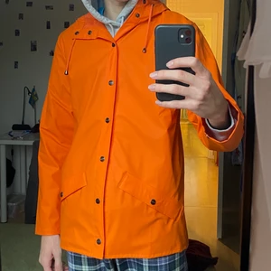 Rains regnjacka  - Jackan är i toppskick, känd som ny med tanke på att jag knappt använt den. Storlek xs/s mens, men sitter ganska bra på lig som brukar ha M. Nypris 700kr. KöpRaen står för frakt. BUDA!!!