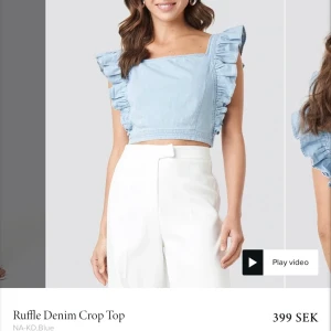 RUFFLE DENIM CROP TOP - Köpt denna fina crop top från NA-KD för något år sedan, endast använd 3-4 gånger. Säljer den pga för liten för mig.