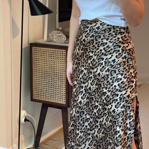 Leopardmönstrad kjol - Säljer denna leopardmönstrade kjolen från Zara. Den är använd ett fåtal ggr och är i  fint skick. !Vid dragkedjan har en liten söm gått upp, se bild! Priset är exklusive frakt☺️ (Kan även mötas upp i vissa fall)