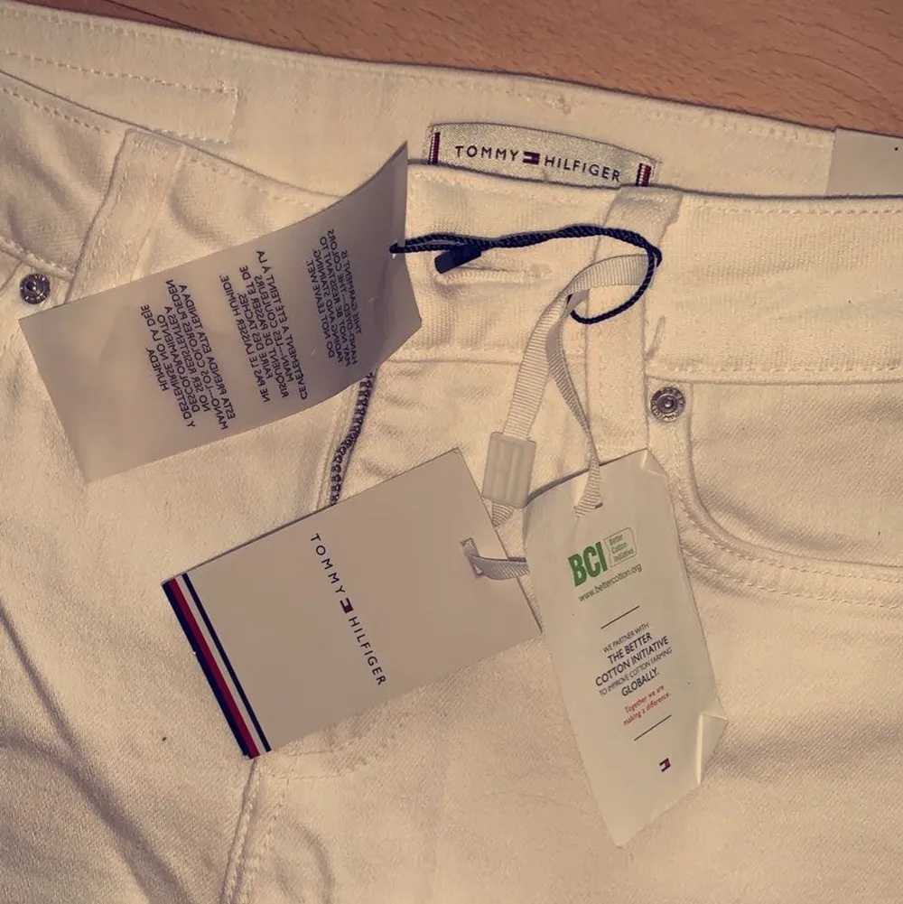 New jeans. White tomme Hilfiger.. Jeans & Byxor.