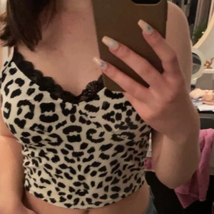 Leopard linne  - Jätte fint och bekvämt linne med leopard mönster och detaljer runt bysten. 