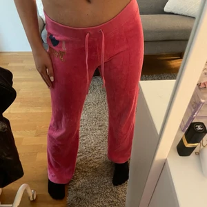 Juicy couture byxor - Säljer nu mina rosa juicy byxor då de inte kommer till användning. De är lowwaisted och passar mig i längden som är 155cm💗 Köparen står för frakten på 62kr💕