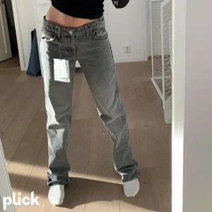 Zara jeans  - ❌Lånade bilder❌ Säljer dessa slutsålda jeans från Zara! Storlek 40 men passar även 38 beroende på hur man vill att de ska sitta. Skriv till mig privat om ni har några frågor💞 