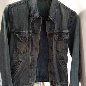 Jeansjacka Levis - Äldre retro jeansjacka från Levis, storlek S. Otroligt snygg och skön! Hämtas i Staffanstorp eller Lund, alt skickas men då står köparen för frakten.