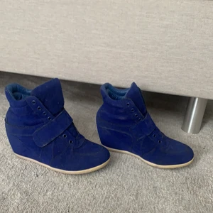 Blåa boots klackar!  - Säljer nu dom här skorna då dem är för små!  köpte här på Plick så vet inte vilket märke det är och det står inte heller på skorna 👟 