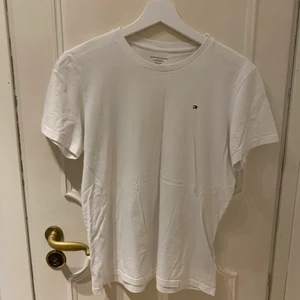 Tommy Hilfiger t-shirt  - Tommy Hilfiger t-shirt i bra skick. Storlek 14/16 years eller 164/170 cm, passar mig som har S