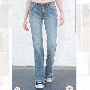Brandy Melville Jeans - Jag säljer ett par helt oanvända brandymelville jeans med prislapp kvar. Säljer då de inte passade mig. Hör av dig om du vill ha egna bilder✨