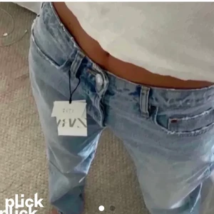 Zara mid Rise jeans  - Zara mid Rise jeans i strl 34. Lägger ut igen pga hon som vann budgivningen inte svarade så första som köper. Var lite för små för mig men superfina! Sista bilden är på mig. 300kr + frakt