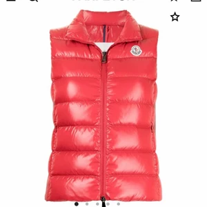 Moncler väst Röd - Intressekoll på min röda Monclerväst. Köpt för två år sedan för ca 8000. Skriv privat för fler bilder. Säljer endast vid bra bud. Minimum 4500. Storlek 2 passar mig som är S/M