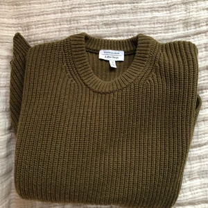 Stickad tröja & Other Stories - Säljer en mossgrön stickad tröja från & Other Stories🤎💚🤎 Bra skick. Den är i SMALL, men ska sitta lite oversized. Frakt tillkommer. 