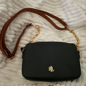 Ny Ralph Lauren väska  - Helt ny Ralph Lauren väska, säljes då jag fick den av mitt numera ex så vill ej ha kvar den. 400;- eller högst bjudande 🥰