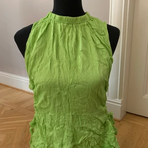 Top - Cool top med utskurna detaljer och snörning. 