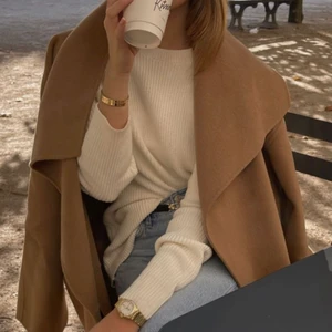 Ullkappa från zara - Kamelfärgad ullkappa som liknar första bilden! Lite kortare modell, perfekt till hösten!💕