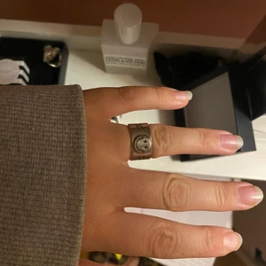 Ring  - Smiley ring från zend details som går att reglera på baksidan🤭🤜🏻⭐️