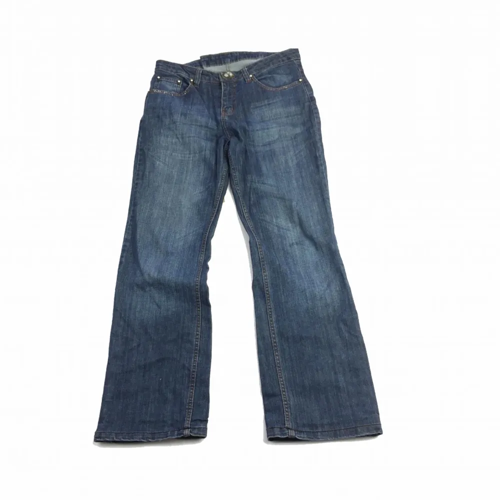 Super fina jeans me jättefin brodering på bakfickorna. Långa nog på mig som är 171💗 Skriv vid intresse eller frågor😊. Jeans & Byxor.