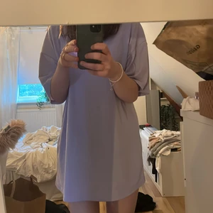 Oversized tröja - Säljer min jättefina oversized tröja med tryck! Säljer pga den var för stor och inte min stil. Aldrig använd, fint skick!🤍