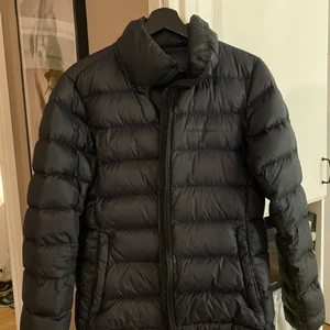 Peak performance  - Jacka från peak, använd 1/2 säsong, modell liknande frost down men utan luva! Hel och dunet jämt fördelat! Den är svart, blixten får den att se blå ut