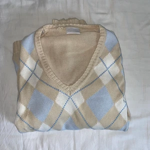 Argyle sweater - Vintage stickad tröja med argyle mönster från märket Newhouse💗 se tredje bild för en liten defekt, därav priset. Oversize på mig med strl xs/s. Frakt tillkommer!