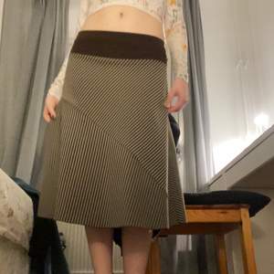 brun/vit randig kjol köpt på stadsmissionen! man kan ha den båda långsidat och högmidjat, då den är ganska stretchig. det står ingen storlek men skulle säga att den passar S-M (kanske L också)