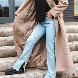 Blåa jeans m. slits - Blåa jeans med slits från NA-KD Hanna Schönberg i strl 36, säljes pga att dom ej kommer till användning, 100kr + frakt 