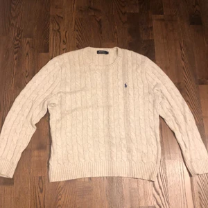 Stickad Ralph lauren tröja - Tröjan är i storlek L och har varit väldigt försiktigt använd. Den är 8-9/10 i skick. Nypris runt 1500-1600kr