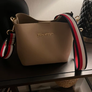 Tommy Hilfiger väska  - I stort sett helt oanvänd, säljes pga att den inte kommer till användning🌸 inköpt för 1095kr