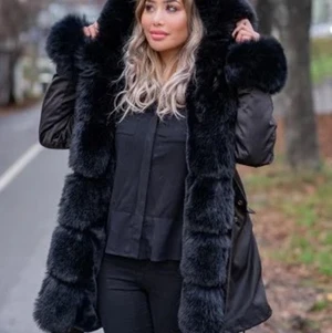 Svart Fuskpäls Parka - Model 20/21 - Storlek XS (32) men passar även S (34-36)  använd 1 gång, köpt den 15 november 2021 ❗️PRIS GÅR ATT DISKUTER ❗️