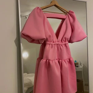ROSA KLÄNNING FRÅN ASOS💖 - Gör ont att sälja denna då den tyvärr är för liten för mig men är så himla fin. Den är aldrig använd och köpt ifrån ASOS. 
