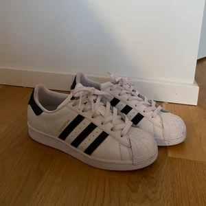 Adidas superstar - Adidas superstar skor i storlek 38. Nästan helt oanvända så k väldigt bra skick. Fraktar eller kan mötas upp.