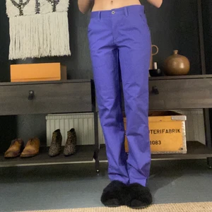 Lila kostymbyxor - Midrise lika kostymbyxor i robust tyg. De är köpta på second hand men aldrig använda av mig. 