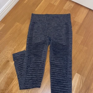 Träningstights - Grå tights för träning. Hög midja. Elastiskt skönt tyg. 