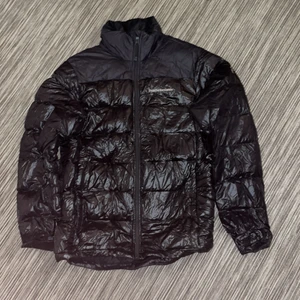 Peak Performance Vinter jacka - En vinter jacka som endast har använts under en vinter. Lite skrynklig i bilden på grund av att den var ner packad. Köptes för 4000 kr förra året.