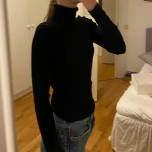 Stickad polotröja från Zara knittwear i svart. Mycket fint skick✨