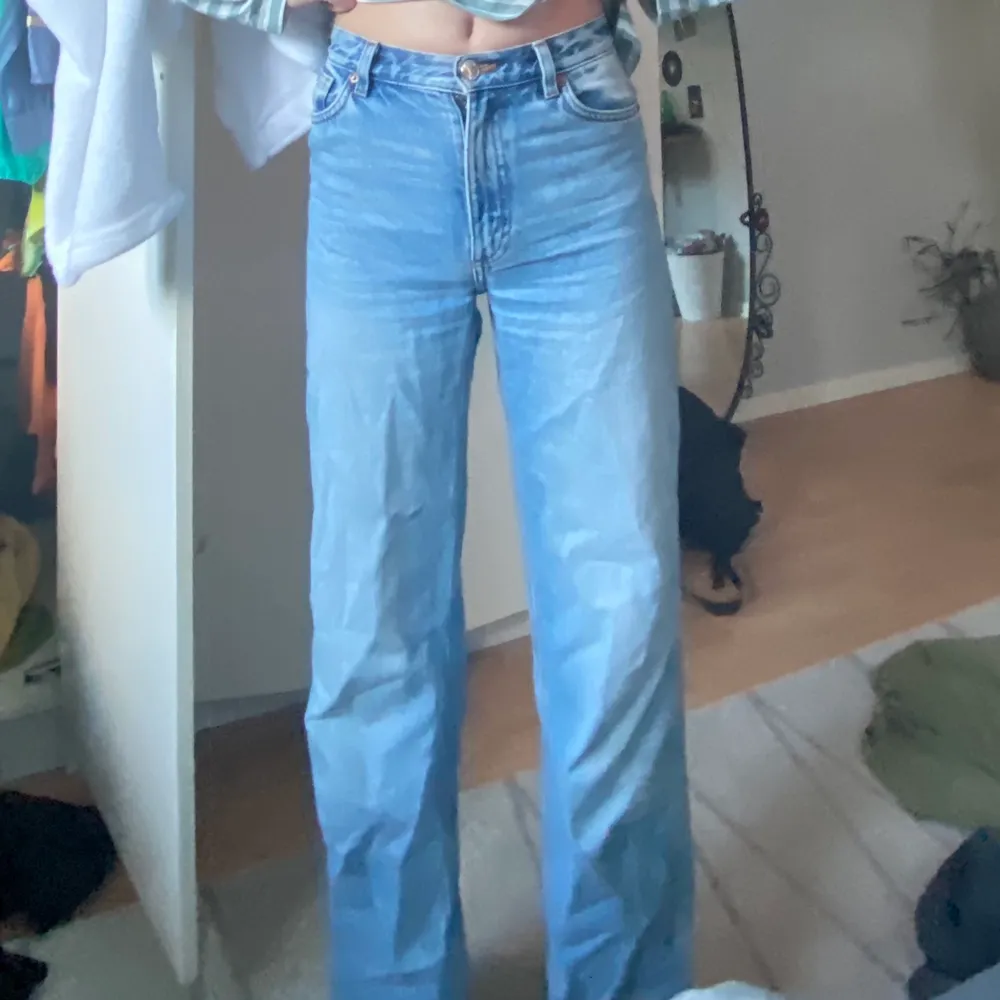 yoko jeans från monki! jag är 172cm! . Jeans & Byxor.