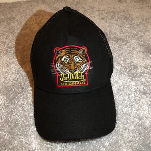 Von Dutch Tiger Patch trucker keps - Von Dutch keps nästan i nyskick bara använd några få tal gånger. Går att fraktas men då står köparen för frakten. Ny pris 419 kr