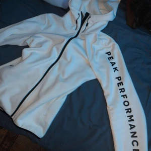 Peak Performance kofta - En fin kofta från Peak i nyskick (aldrig använd, ligger bara och tar plats i garderoben min) 
