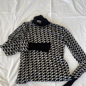 Sidenjumper i klassiskt mönster mayla - Köpt på MAYLApå NK i Stockholm. Sparsamt använd 100% siden💙