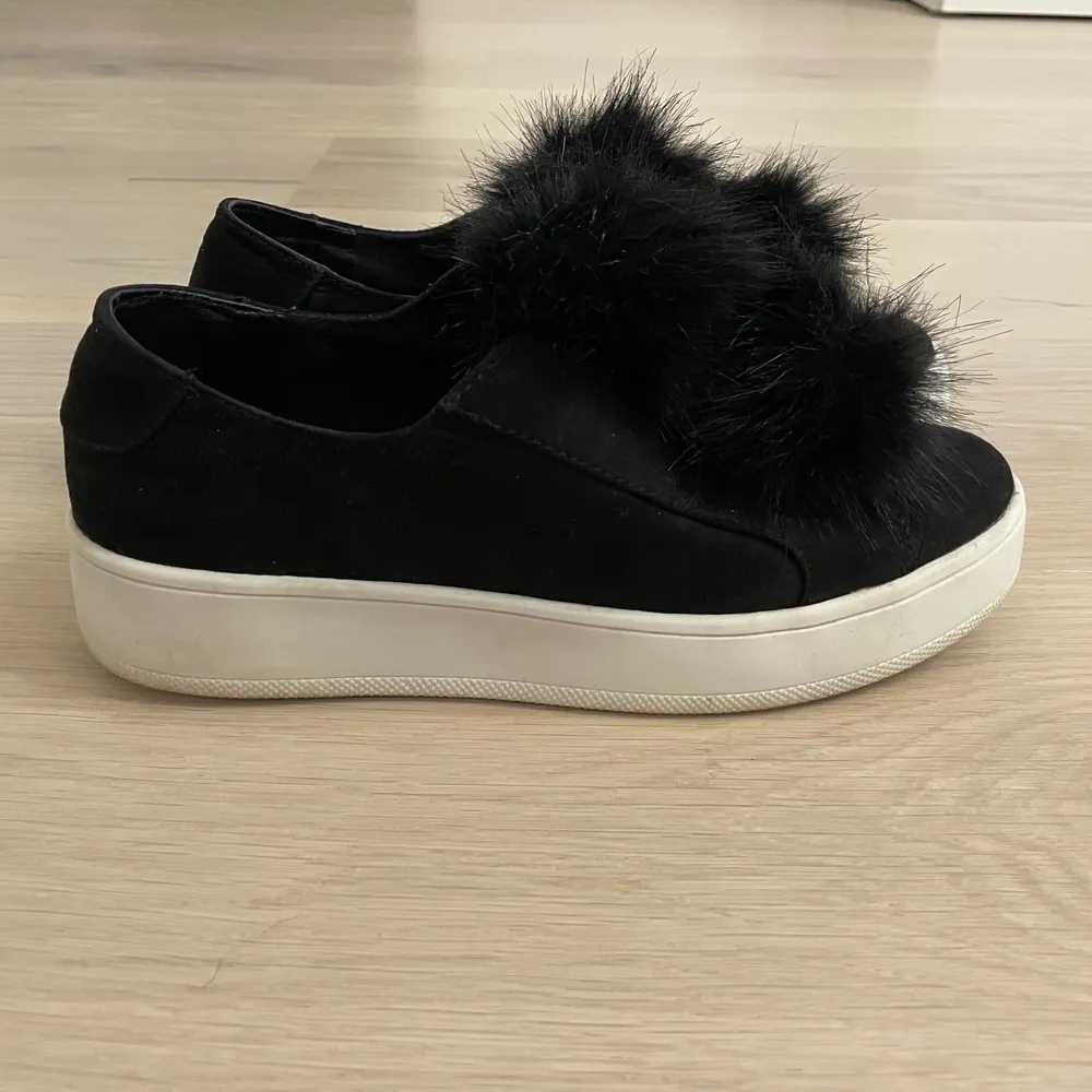 Steve madden sko, strl 39. Svart faux mocka, vit tjock sula och 2 stora pälsbollar. Köpta på Zalando ord pris 949 kr. Använda, mycket bra skick. . Skor.