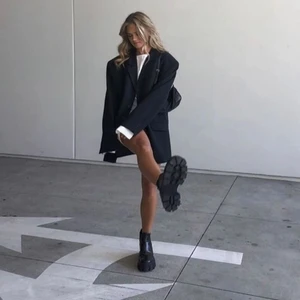 Oversized kavaj - Oversized marinblå kavaj som är sparsamt använd. Den ser svart ut på bilderna men är marinblå som på första bilden. Skriv privat för fler bilder!