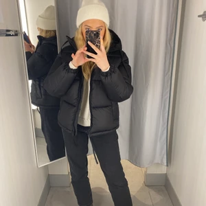Jacka från hm - Säljer kanske denna populära jacka från hm, storlek XS. Har lappar och sånt kvar men råkat slänga kvittot. Högsta bud får den. Bud just nu privat - 800kr