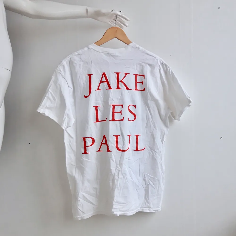 Oanvänd LANY-t-shirt köpt på deras konsert i Amsterdam 2017. . T-shirts.