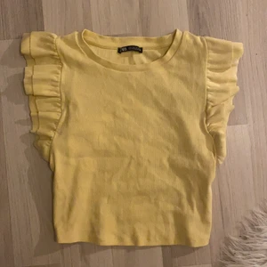 Zara - Säljer för att tröjan inte passar. Inte använd 