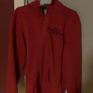 Peak Performance kofta - Säljer min röda Peak Performance kofta som blivit för liten för mig. Den är lite kort i armarna. 