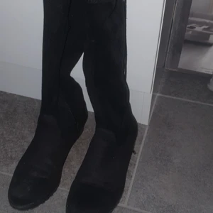 Kähöga skor med låg klack strl 36 - Jag säljer mina knähöga skor I storlek 36. Knappas andvända, kanske enbart 3 gånger. Fint skick.  Jag köpte dom för 300 men säljer dom för 100kr +frakt 