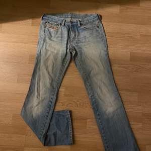  Lägg bara bud om ni är 100% säkra!!! Supersnygga 2000-talet vintage jeans! Lågmidjade från Diesel💗 lite slitningar (kolla sista bilden) dock inget som syns på!  Midjemått: 74cm innebenslängd: 83cm 