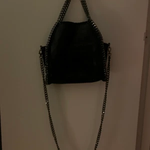 väska - Säljer min stella McCarthy liknande väska jättebra skick använd ett antal gånger hör av för flera bilder 💓❤️😘priset kan diskuteras⭐️ säljer inte under 400