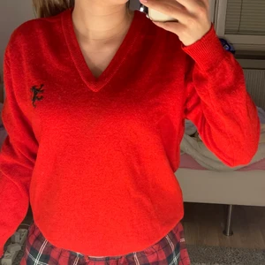 Röd stickad tröja  - Jätte gullig röd stickad tröja med något märke på, ingen aning vilket. En söm har gått upp längst nere men det är enkelt att fixa, annars syns det inte speciellt mycket när man har på sig den (kan skicka bild privat) ❤️ 