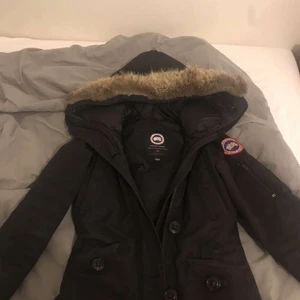 Canada goose jacka - Varm och skönt vinterjacka, lite sliten vid muddarna längst ner på armen. Pris går att diskuteras!